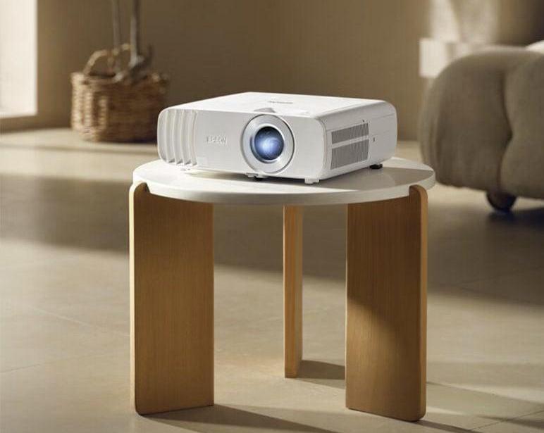 Компания Epson представляет новый проектор CH-TW5750