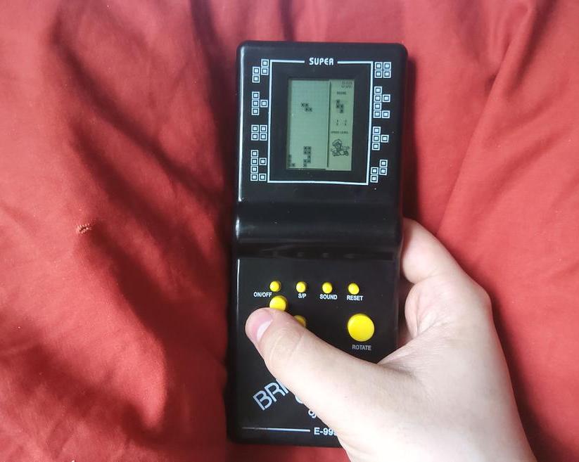 История и обзор портативной видеоигры Brick Game (Тетрис): черный кирпичик, который изменил мир